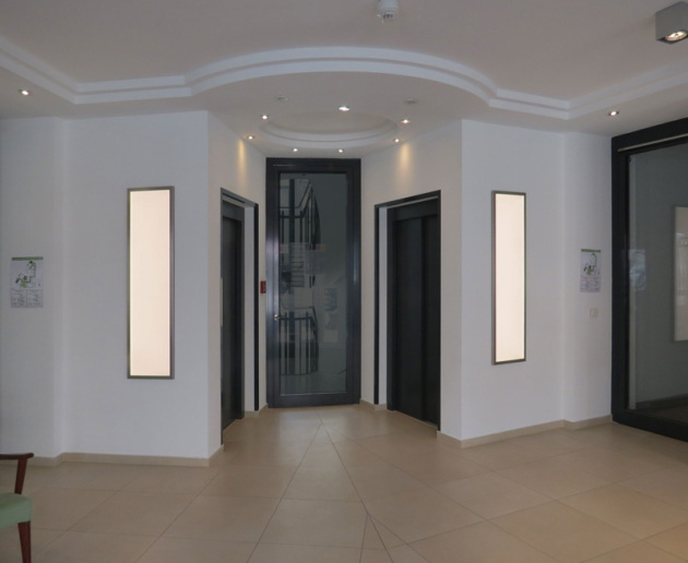 Augusta Hotel München - Foyer, ausgestattet mit LED-Magnetbildrahmen als puristische Flächenleuchte